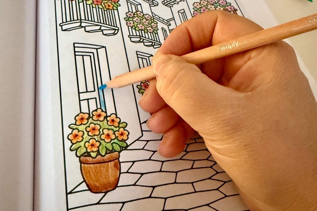 Mujer coloreando para desconectar del móvil