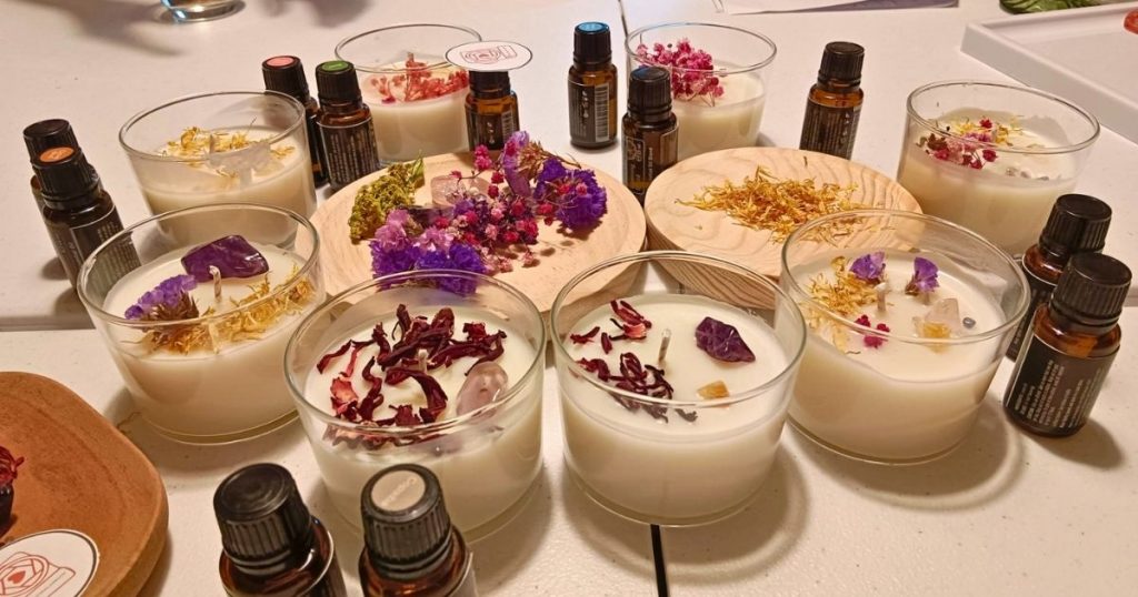 Mujeres participando en un taller creativo de velas naturales alrededor de una mesa