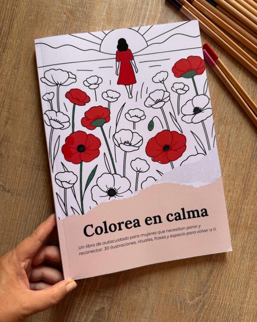 Portada Colorea en calma junto con lápices de colores autora Mapi Letosa de Zaragoza