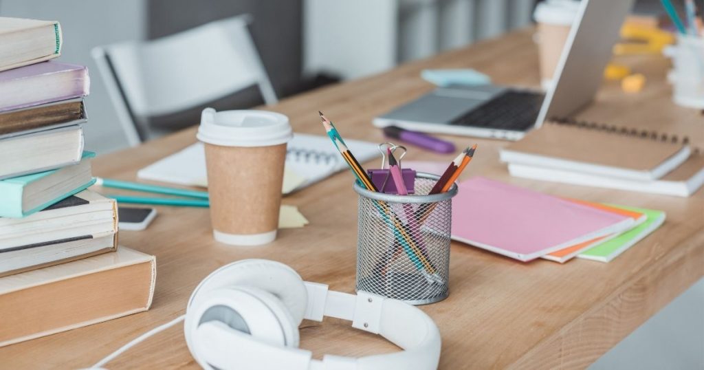Vida moderna entre móvil, pantallas y cosas pendientes